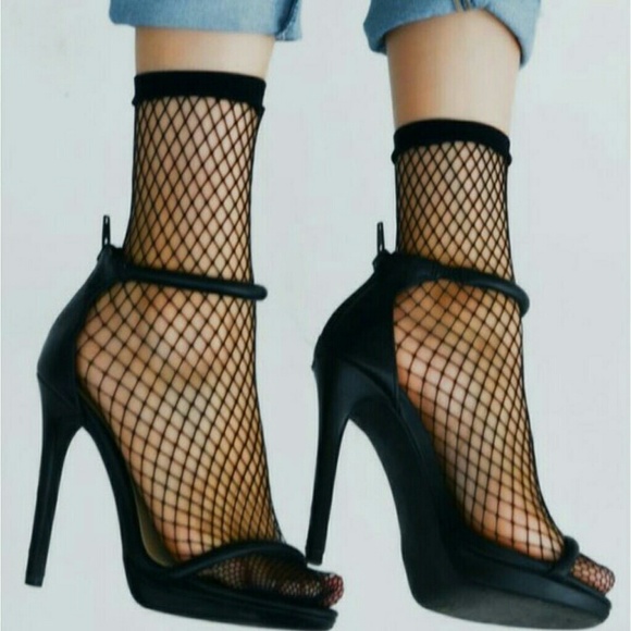 RESTOCKED! Fishnet Socks - Picture 1 of 2
